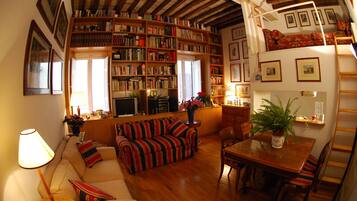 Smart TV, libros, estéreo