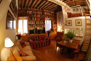 Smart TV, livros, aparelho de som