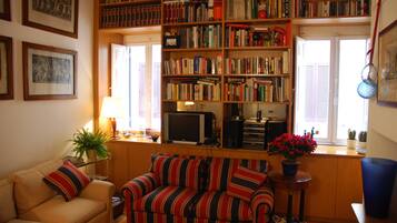 Smart TV, libros, estéreo