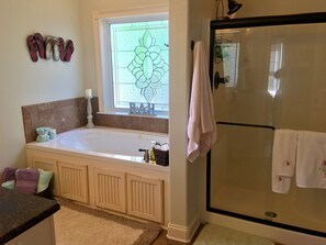 Ensemble douche/baignoire, sèche-cheveux, serviettes fournies