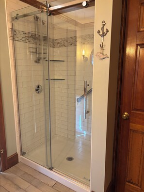 Ensemble douche/baignoire, baignoire à jets, sèche-cheveux