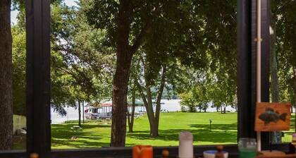 Cozy Lakefront Getaway Near Nashville-Pet Friendly, Dock, Amazing Views