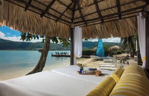 Terrace/patio - Beach Front Villa W/Pool/Staff, in Gated Community W/Tennis/Gym (Montego Bay)