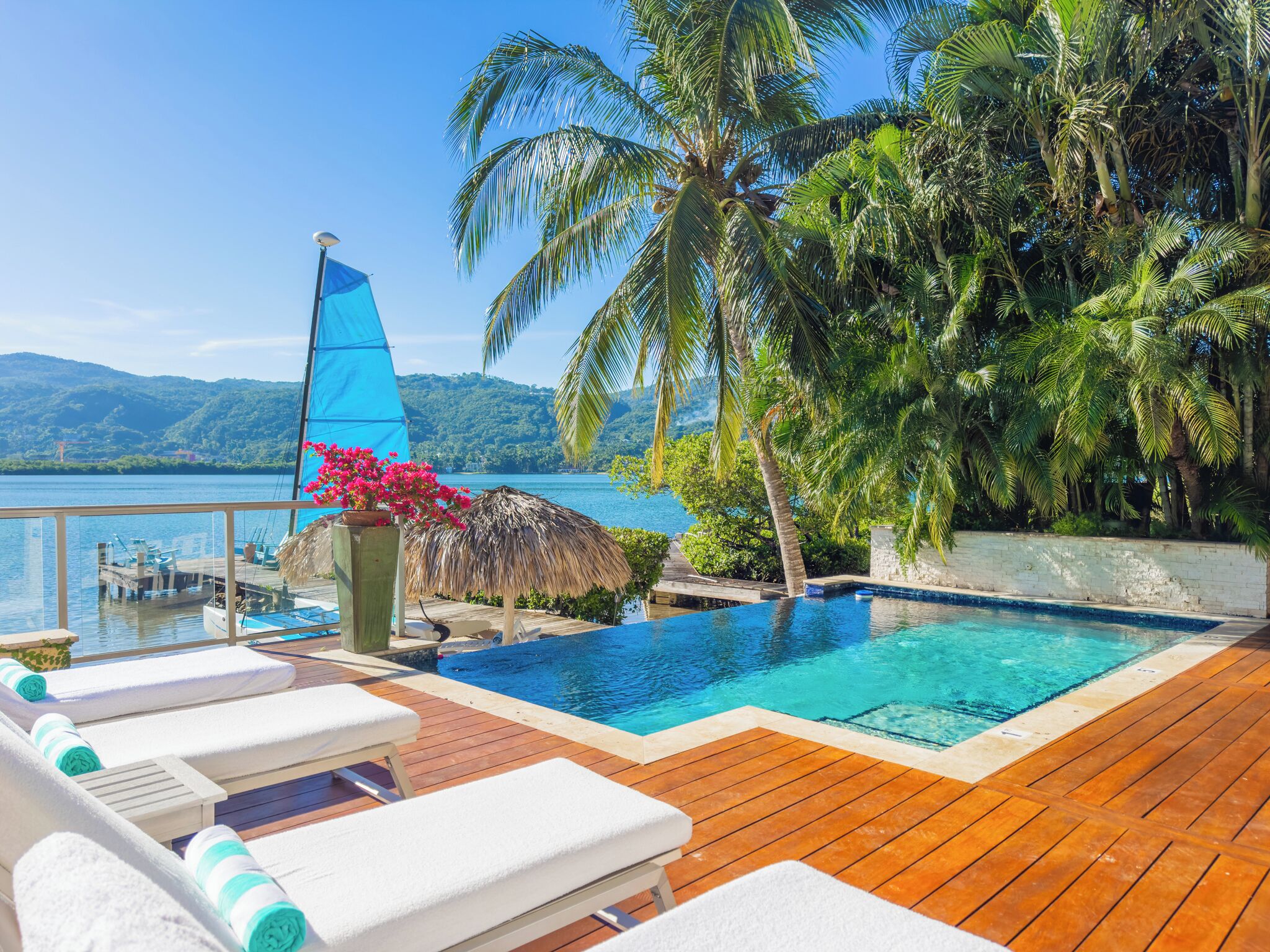 Een buitenzwembad en een infinitypool