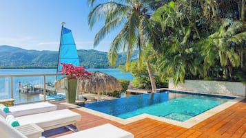 Een buitenzwembad en een infinitypool