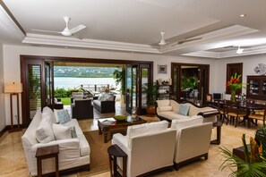 Smart TV, videojuegos, reproductor de DVD y tenis de mesa 