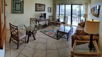 Televisión, reproductor de DVD, libros y estéreo