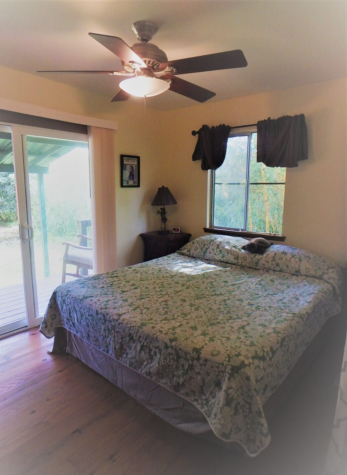 2 bedrooms, desk, iron/ironing board, WiFi