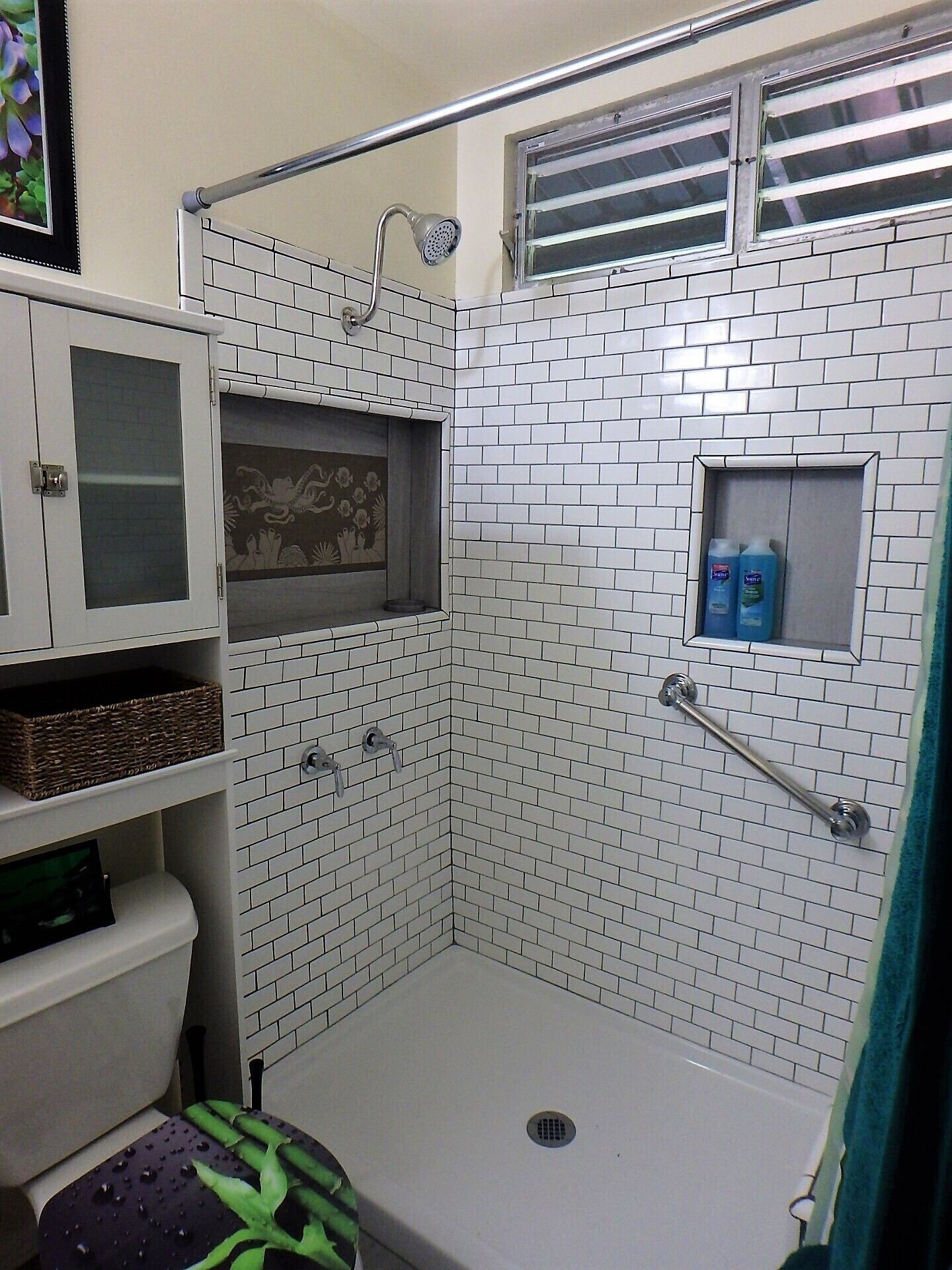 Combined shower/tub, hair dryer, towels, soap