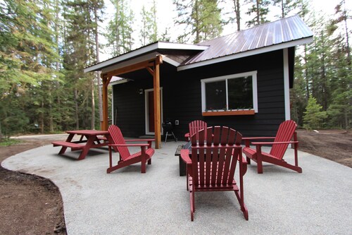 Eristäytynyt Cabin Near Glacier Park ja Big Mtn.  Valmiina Talviohjelmat!