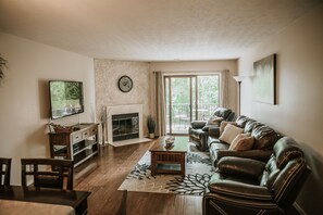 Smart TV, fireplace - Gorgeous Pointe Royale Condo, Free Wi-Fi , TV, Pool, King-Size Bed, Golf, (Branson)