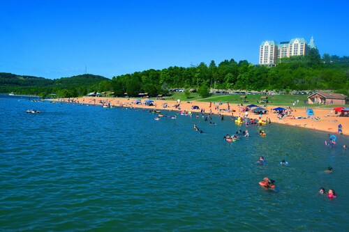 Gorgeous Pointe Royale Condo, Free Wi-Fi , TV, Pool, King-Size Bed, Golf,