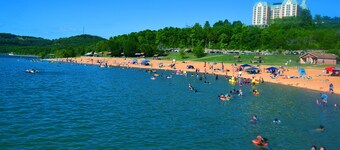 Magnifique Condo Pointe Royale, Wi-Fi gratuit, TV, piscine, lit king size, golf