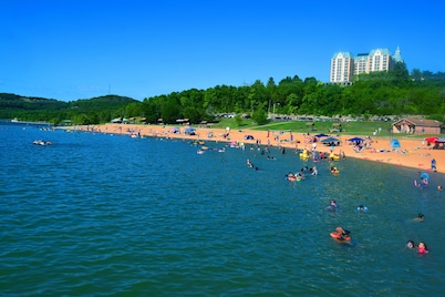 Gorgeous Pointe Royale Condo, Free Wi-Fi , TV, Pool, King-Size Bed, Golf,