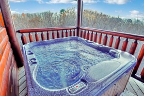 Outdoor spa tub - Victoria's Secret: Pet Friendly - Brand New Hot Tub - Luxury Resort Cabin (Sevierville)