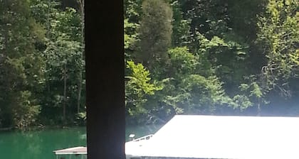 Tiltn Hiltn Beautiful lake home on Lake Norris in Lafollette, TN