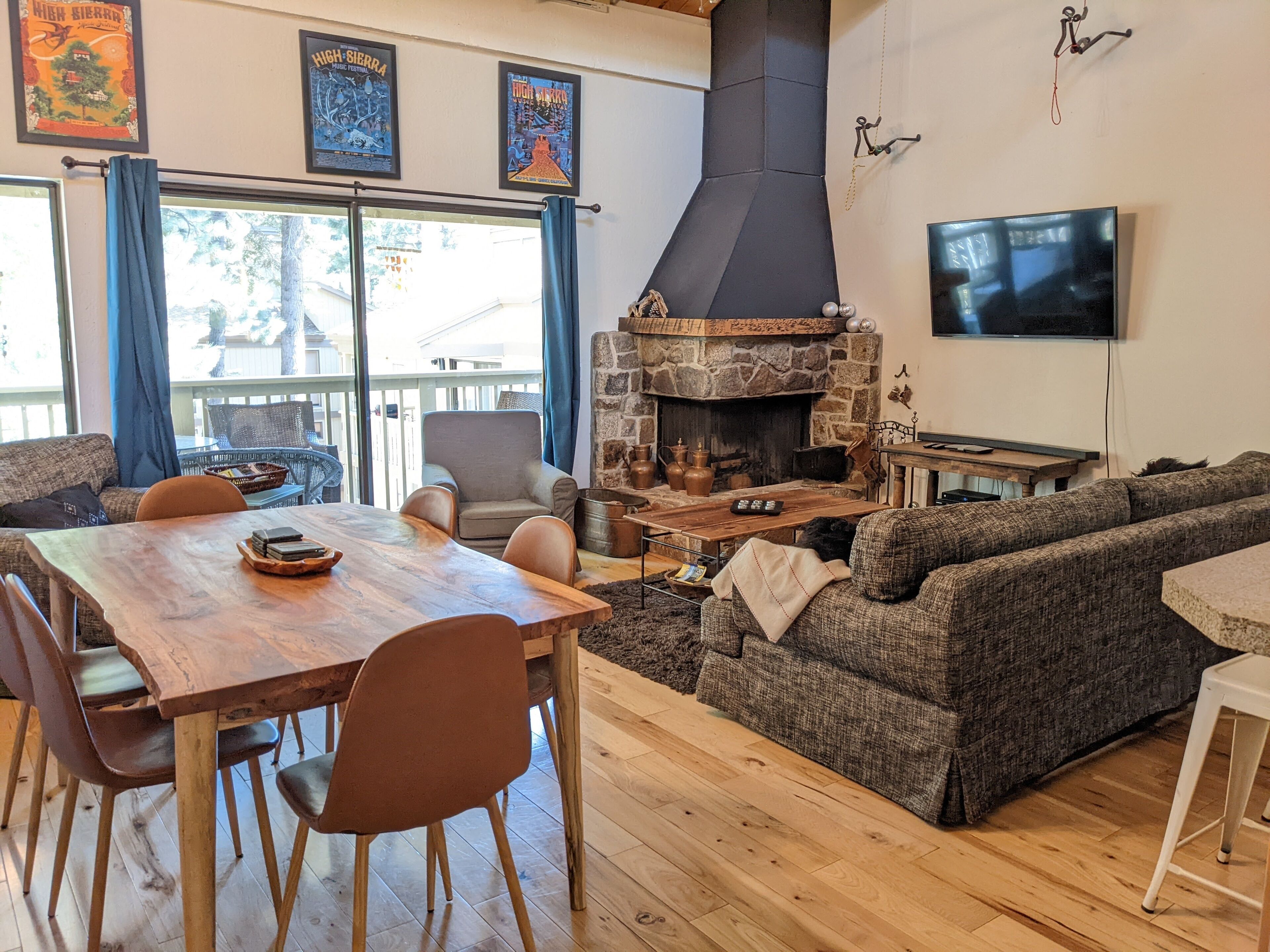 Modern Cozy Condo: Pool, Tennis, Pickle ball,  Near Northstar and Lake Tahoe 
