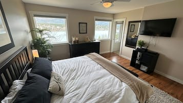 5 bedrooms, desk, iron/ironing board, travel crib