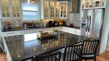 Frigorífic, microones, forn i placa de cuina