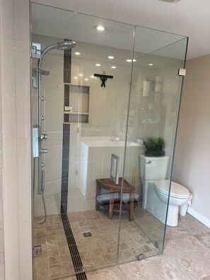 Badewanne, Haartrockner, Handtücher, Seife