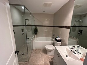 Baignoire, sèche-cheveux, serviettes fournies, savon