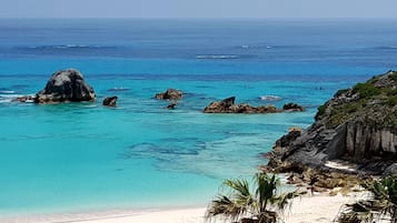 Plage, chaises longues, serviettes de plage