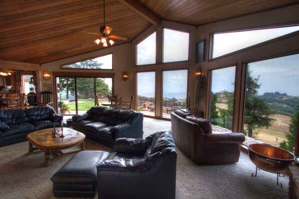 TV, peis, DVD-spiller og bøker