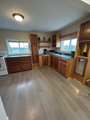 Apartamento standard | Cozinha privada | Geladeira grande, micro-ondas, fogão, cooktop