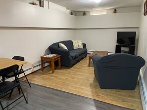 Apartamento standard | Área de estar | TV de tela plana 40 polegadas com canais digitais, TV, Netflix