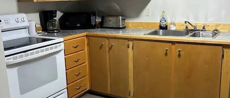 Refrigerador con freezer, microondas, horno, placa de cocina