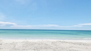 A beach with clear turquoise water and a sandy shore. - Relaxing Beach Getaway (Bradenton Beach)