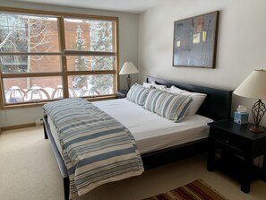 2 室のベッドルーム、アイロン / アイロン台、WiFi (無料)、ベッドシーツ