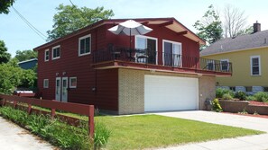 Exterior - Lovely Beach Cottage With View Of you Channel, Park, & Lighthouse. (Muskegon)