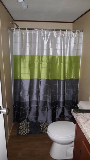 Ensemble douche/baignoire, sèche-cheveux, serviettes fournies, savon