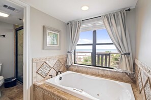 Badewanne, Whirlpool, Haartrockner, Handtücher