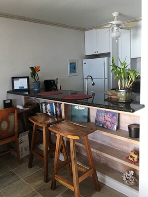 Interior - Surfers & Sunsets-Kona Reef Ocean Front Unit (Kailua-Kona)