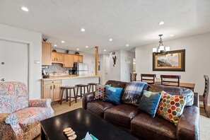 Een televisie en een open haard