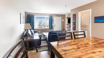 TV connectée, lecteur de DVD, livres