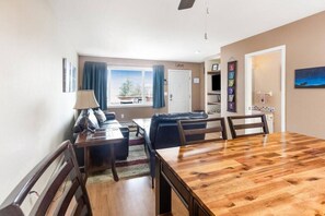 Smart TV, DVD player, livros