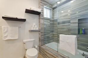 Combined shower/bathtub, hair dryer, towels, soap