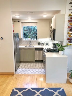 Fridge, microwave, oven, stovetop - Luxurious Guesthouse in West Hollywood (Los Angeles)