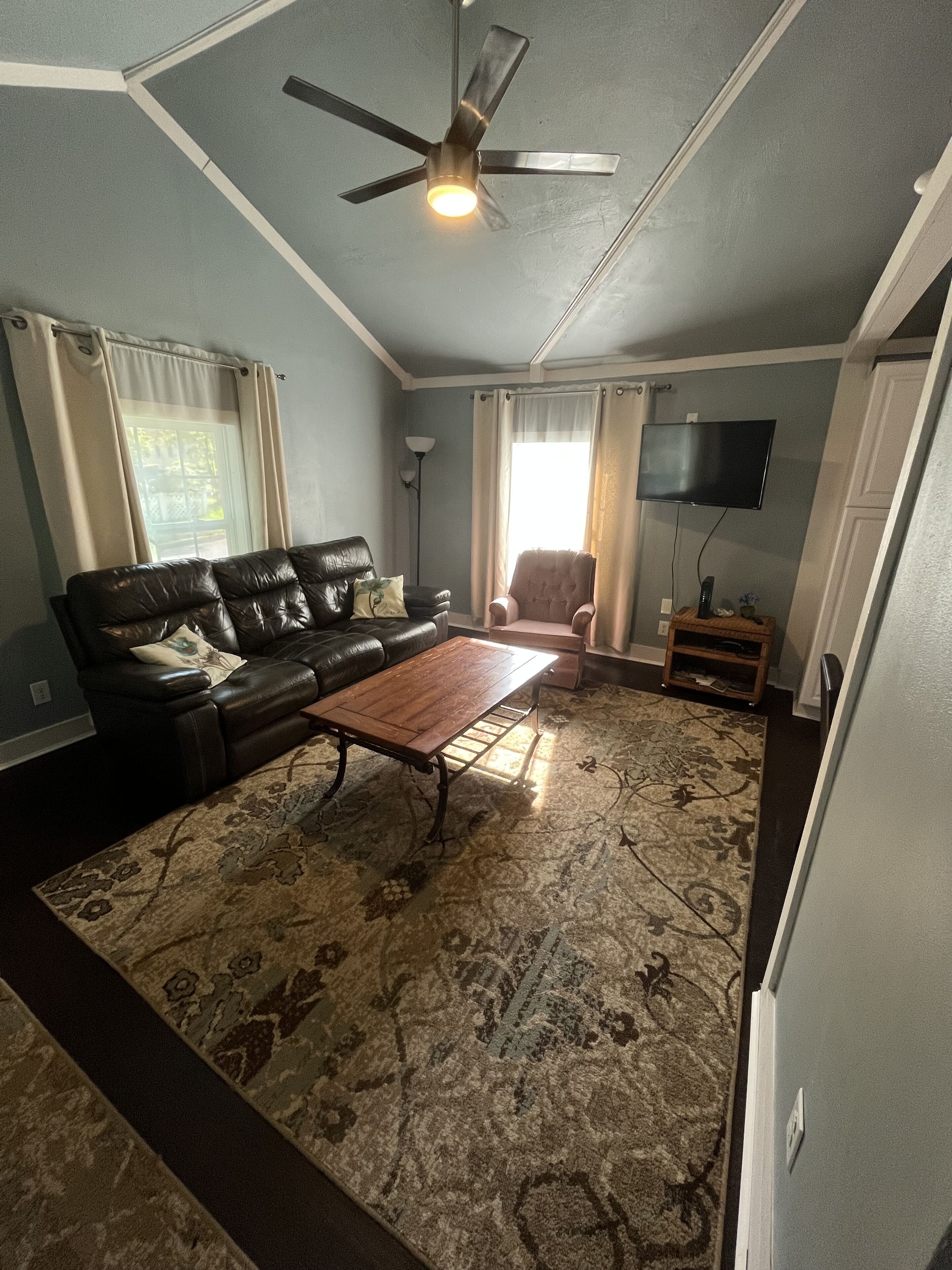 Little  Charmer! Residential neighborhood near historic downtown          