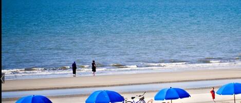 Plage, chaises longues
