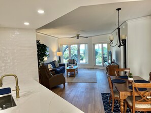 Smart TV, reproductor de DVD, libros y biblioteca musical 