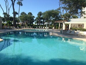 Alberca al aire libre y alberca climatizada