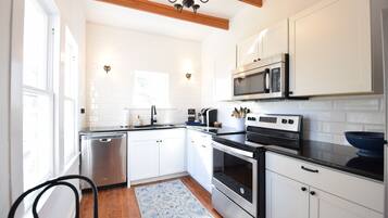 雪櫃、微波爐、焗爐、爐具