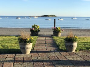 På stranden, solstolar och strandhanddukar