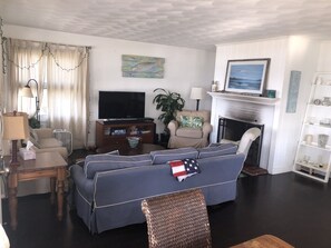 Smart TV, fireplace, books - Stunning Views from Beachfront House in Manchester-by-the-Sea! (Manchester-by-the-Sea)