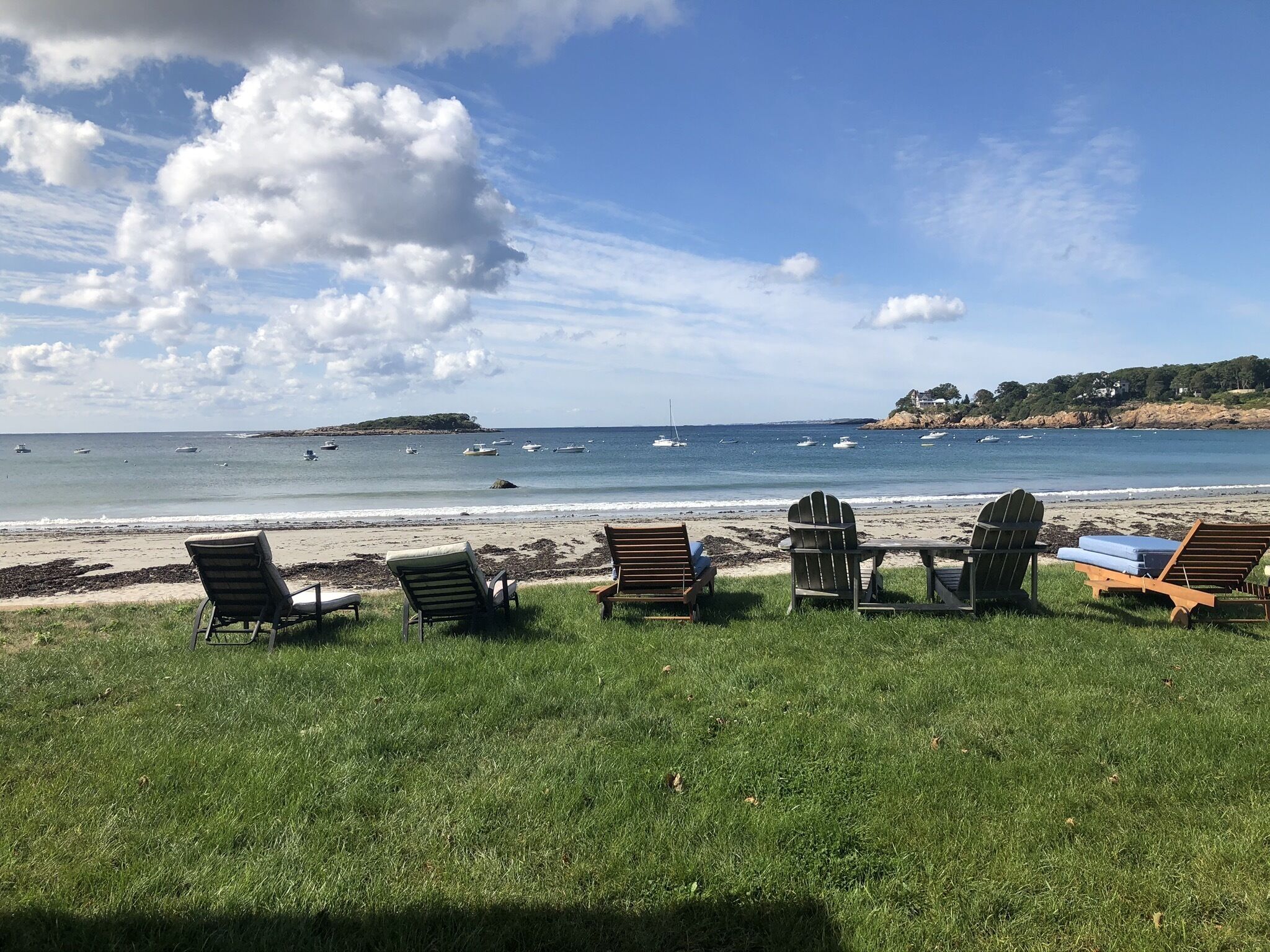 På stranden, solsenger og strandhåndklær