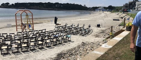 在海滩、沙滩椅、沙滩毛巾